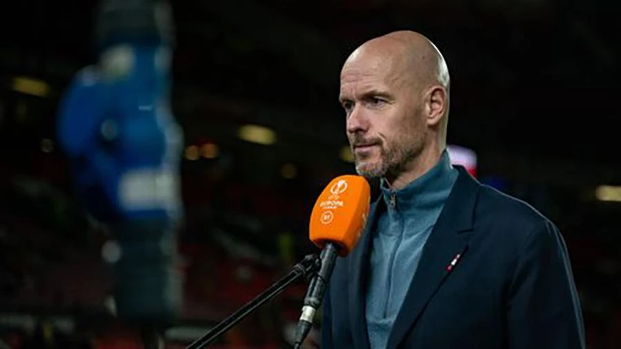 HLV Erik ten Hag xác nhận Varane không thể thi đấu cho MU đến World Cup 2022. ẢNH: MIRROR