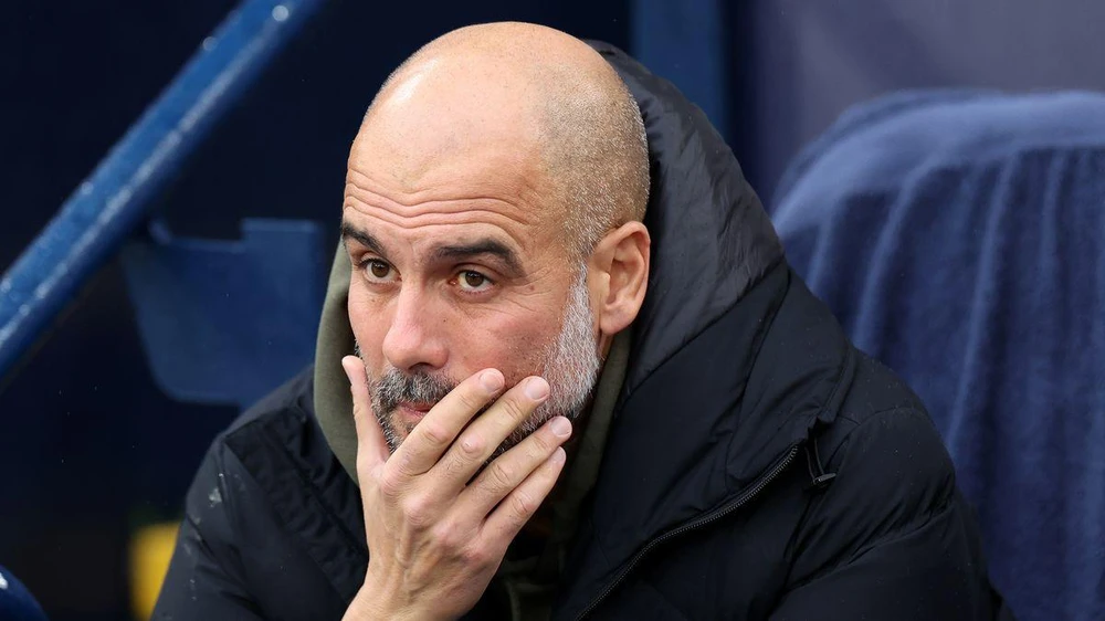 Pep Guardiola có thể suy tính về tương lai trước đây, nhưng bây giờ khi chứng kiến đội nhà chiến đấu không biết mệt mỏi, có lẽ ông sẽ chọn cách ở lại Man City. ẢNH: GETTY