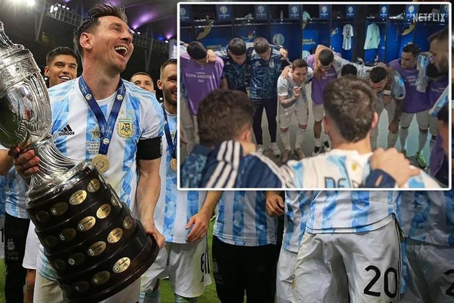 Cuối cùng, Messi cũng có được hạnh phúc nâng cao một danh hiệu lớn cùng tuyển Argentina. ẢNH: MIRROR