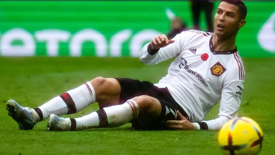 Ronaldo bế tắc khi bị phong tỏa hoàn toàn. Ảnh: Getty