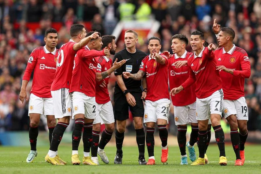 Các cầu thủ MU quây lấy trọng tài phản đối và gây áp lực. ẢNH: GETTY