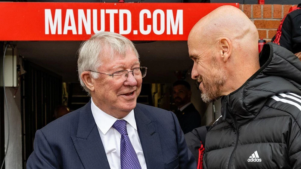 Sir Alex Ferguson trò chuyện với Erik Ten Hag trên sân Old Trafford. ẢNH: GETTY Sir Alex Ferguson trò chuyện với Ten Hag