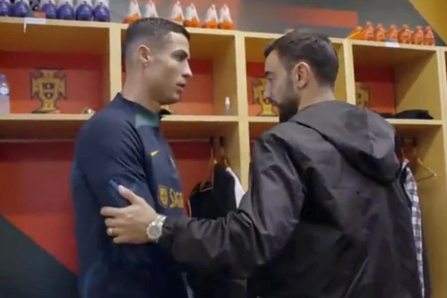 Hành động này của Bruno Fernandes với Ronaldo đã được truyền thông đẩy lên thành sự kiện lớn. ẢNH: SKY SPORTS