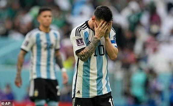 Messi ôm mặt không tin Argentina của anh lại thua Saudi Arabia. ẢNH: AP