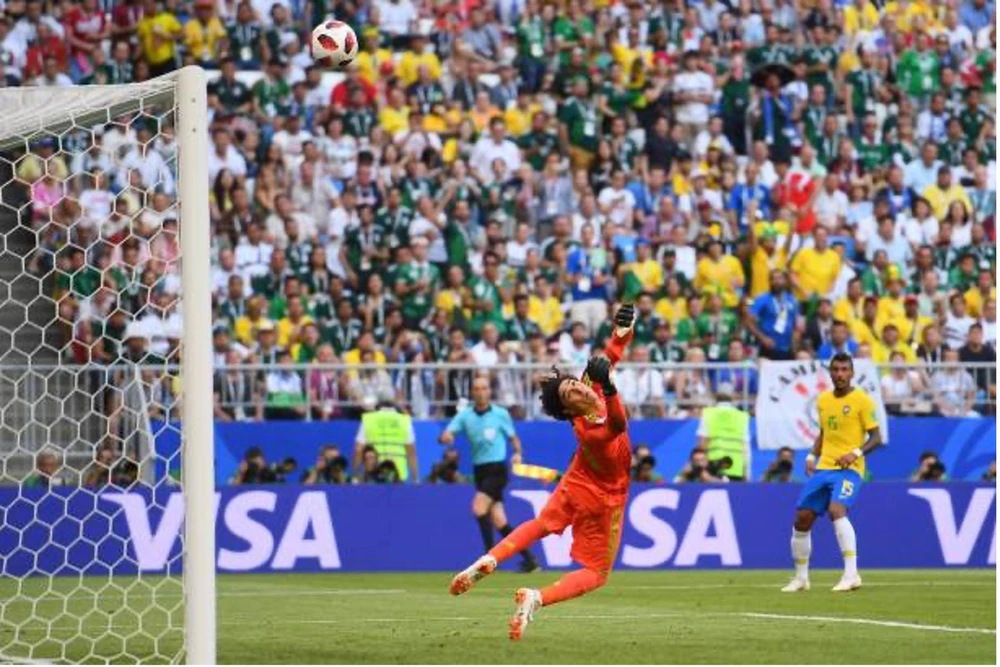 Ochoa làm nản lòng các chân sút Brazil. ẢNH: GETTY