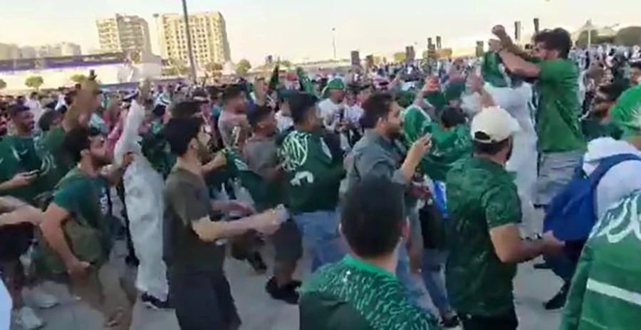 Fan Saudi Arabia thể hiện màn ăn mừng bằng phong cách "siu" quen thuộc của Ronaldo