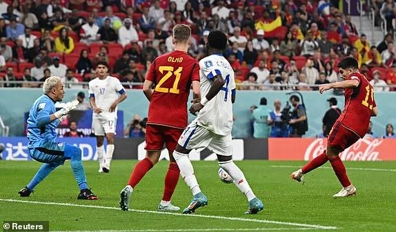 Navas có ngày thi đấu khổ sở trước sức tấn công không thể cưỡng lại của Tây Ban Nha. ẢNH: REUTERS