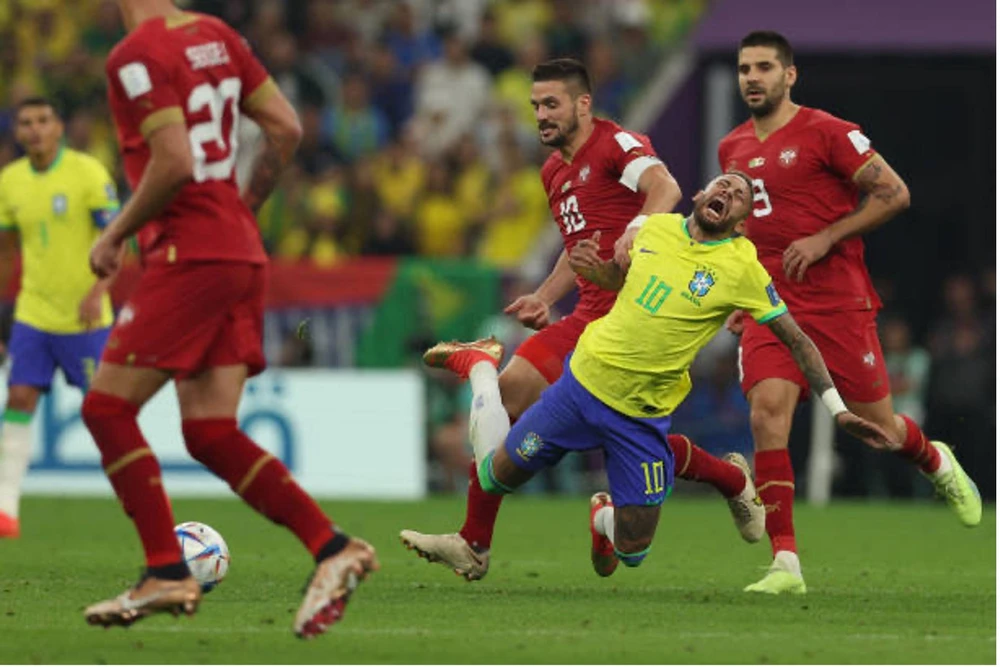 Neymar bị các cầu thủ Serbia chăm sóc đặc biệt. Ảnh: GETTY