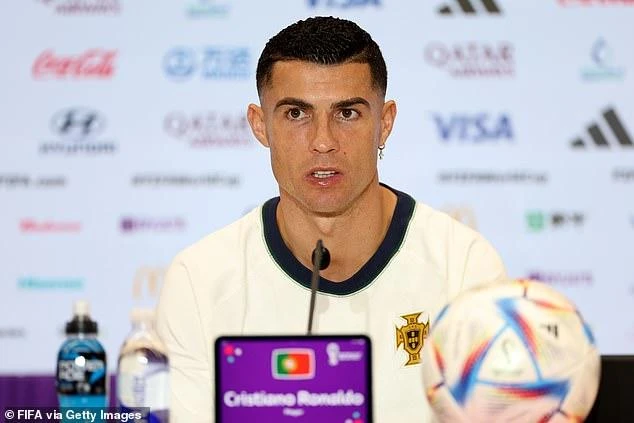 Ronaldo trả lời đúng 1 câu hỏi trong buổi họp báo sau trận đấu. ẢNH: GETTY