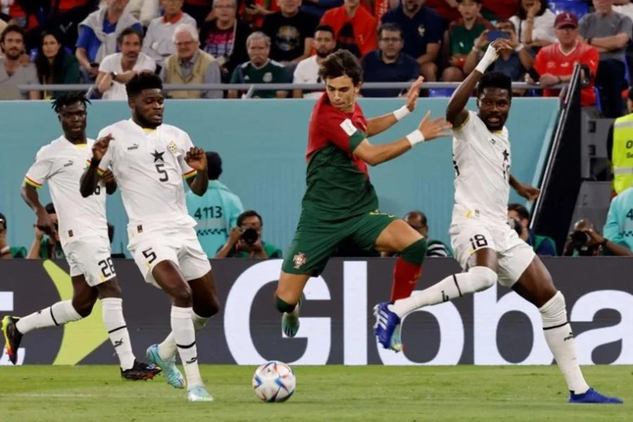 Bồ Đào Nha gặp khó trước hàng thủ của Ghana. Ảnh: Getty
