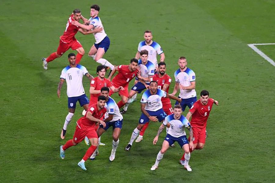 Trọng tài lại thổi pen tuyển Anh trong pha bóng này. ẢNH: GETTY