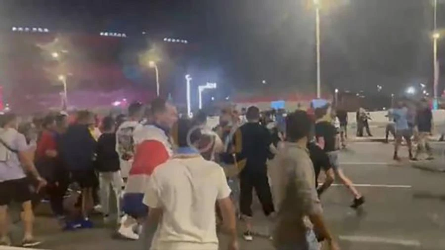 Nhóm nhỏ hai fan Argentina và Mexico đã lao vào đánh nhau tại khu vực dành cho các CĐV. ẢNH: MIRROR