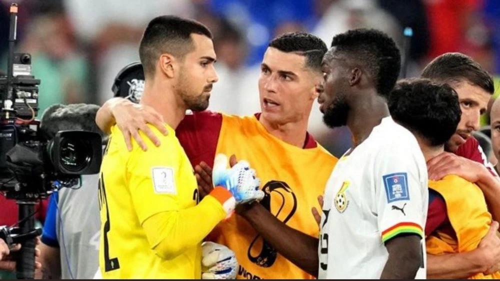 Ronaldo tiến tới an ủi Costa. ẢNH: MIRROR Ronaldo tiến tới an ủi Costa. ẢNH: MIRROR