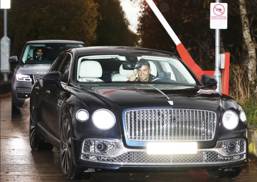 ... và chiếc Bentley Flying Spur trị giá 300.000 bảng Anh của Ronaldo. ẢNH: EAMONN AND JAMES CLARKE