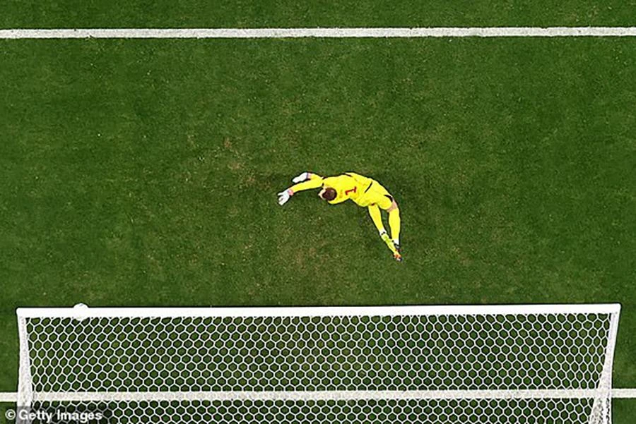 Neuer có pha cứu thua tuyệt đẹp cho tuyển Đức sau pha dứt điểm của Olmo. ẢNH: GETTY