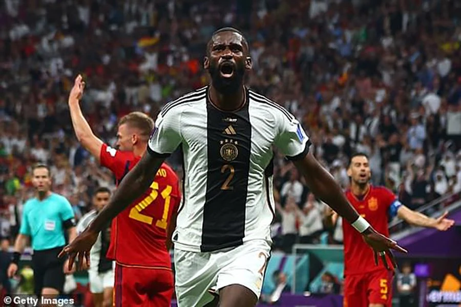 ... anh có màn ăn mừng bàn thắng hụt. ẢNH: GETTY