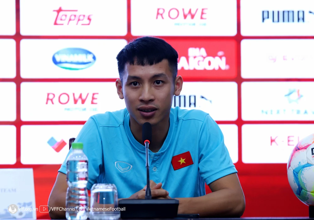 Trung vệ đội trưởng Đỗ Hùng Dũng trong buổi họp báo. ẢNH: VFF