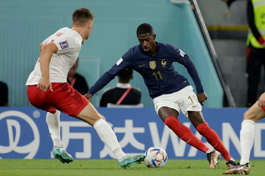 Dembele đi bóng trong trận Pháp thắng Đan Mạch 2-1 để chính thức giành vé đi tiếp ở World Cup. ẢNH: GETTY