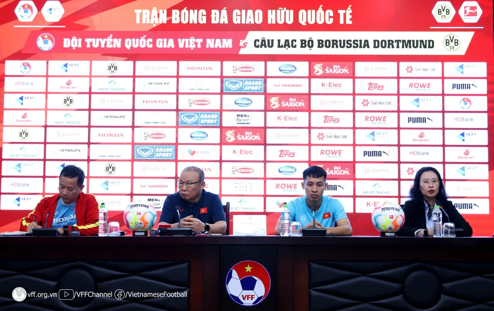 Thành phần tuyển Việt Nam tham dự họp báo. ẢNH: VFF