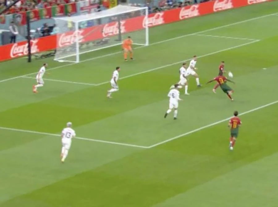 Cận cảnh pha kiến tạo bằng vai của Ronaldo cho William Carvalho dứt điểm vọt xà. ẢNH: MIRROR