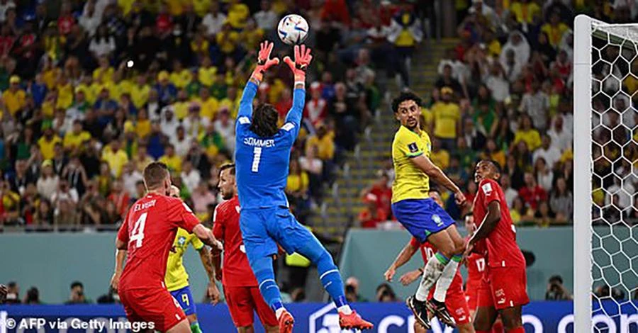 Thụy Sĩ phòng ngự rất kiên cường trước Brazil. ẢNH: GETTY