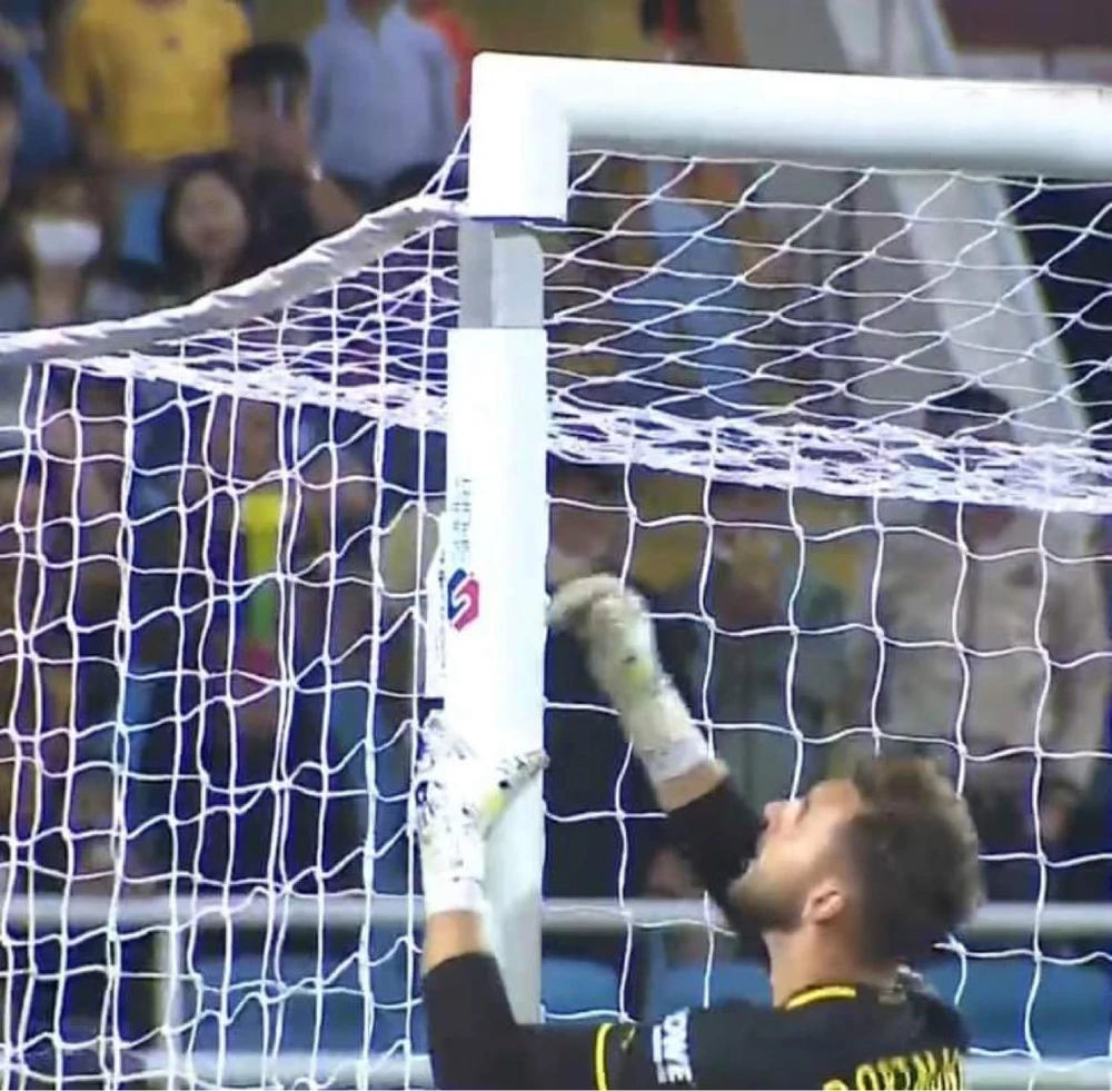 Tình huống hỏng cột gôn hi hữu.