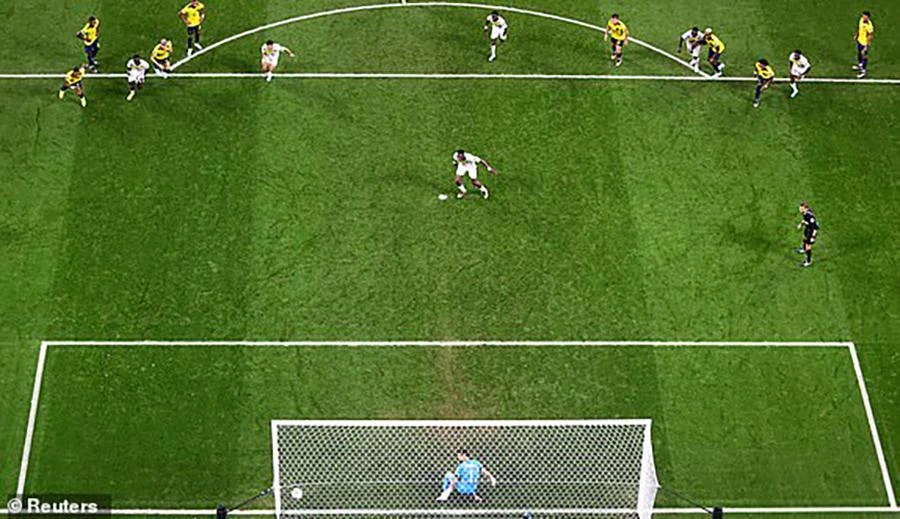 Ismaila Sarr giúp Senegal khai thông thế bế tắc bằng quả 11m. ẢNH: REUTERS