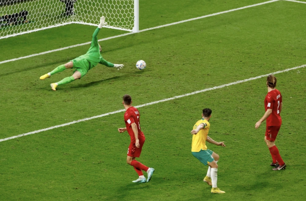 Leckie ghi bàn thắng duy nhất và trở thành người hùng của Úc. Ảnh: Reuters