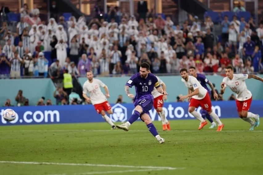 Messi bỏ lỡ cơ hội trên chấm penalty nhưng Argentina vẫn đánh bại được Ba Lan. Ảnh: Getty Messi bỏ lỡ cơ hội trên chấm penalty nhưng Argentina vẫn đánh bại được Ba Lan. Ảnh: Getty