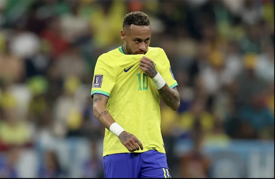 Neymar dính chấn thương nặng trong trận Brazil thắng Serbia 2-0. ẢNH: GETTY