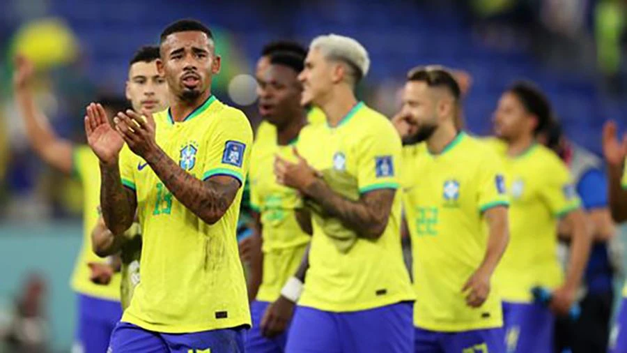 Các cầu thủ Brazil có khởi đầu thành công ở World Cup 2022, nhưng ở quê nhà, huyền thoại bóng đá số 1 của họ phải nhập viện. ẢNH: GETTY Các cầu thủ Brazil có khởi đầu thành công ở World Cup 2022, nhưng ở quê nhà, huyền thoại bóng đá số 1 của họ phải nhập viện. ẢNH: GETTY