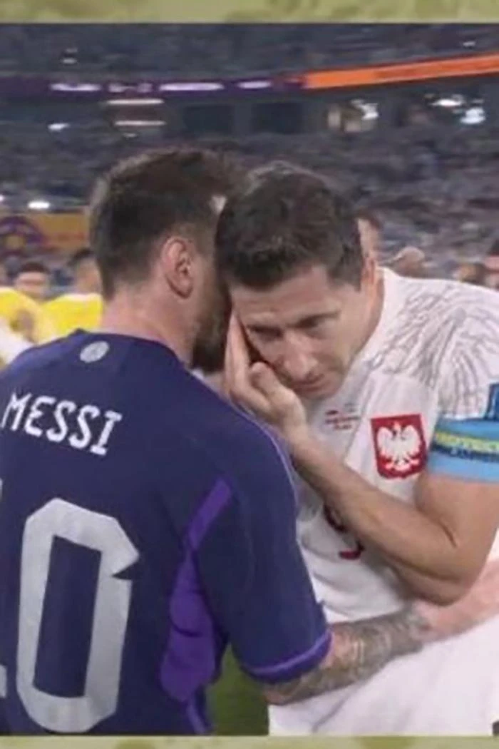 Cả hai trao đổi và trao cho nhau cái ôm thân tình sau trận đấu. ẢNH: MIRROR