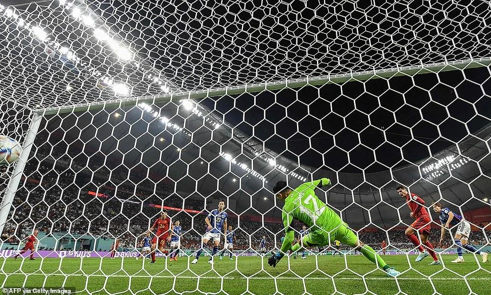 Morata đánh đầu mở tỉ số khởi đầu kịch bản điên rồ. ẢNH: GETTY