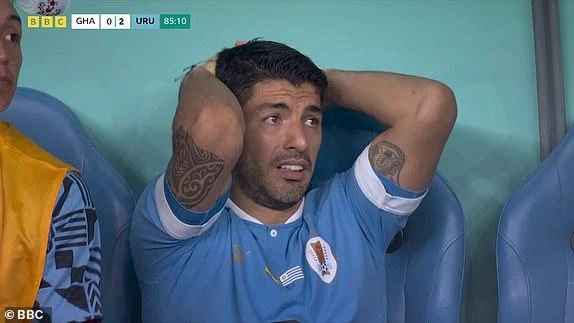 Luis Suarez ôm đầu tiếc nuối khi tuyển Uruguay của anh bị loại đầy đáng tiếc. ẢNH: BBC