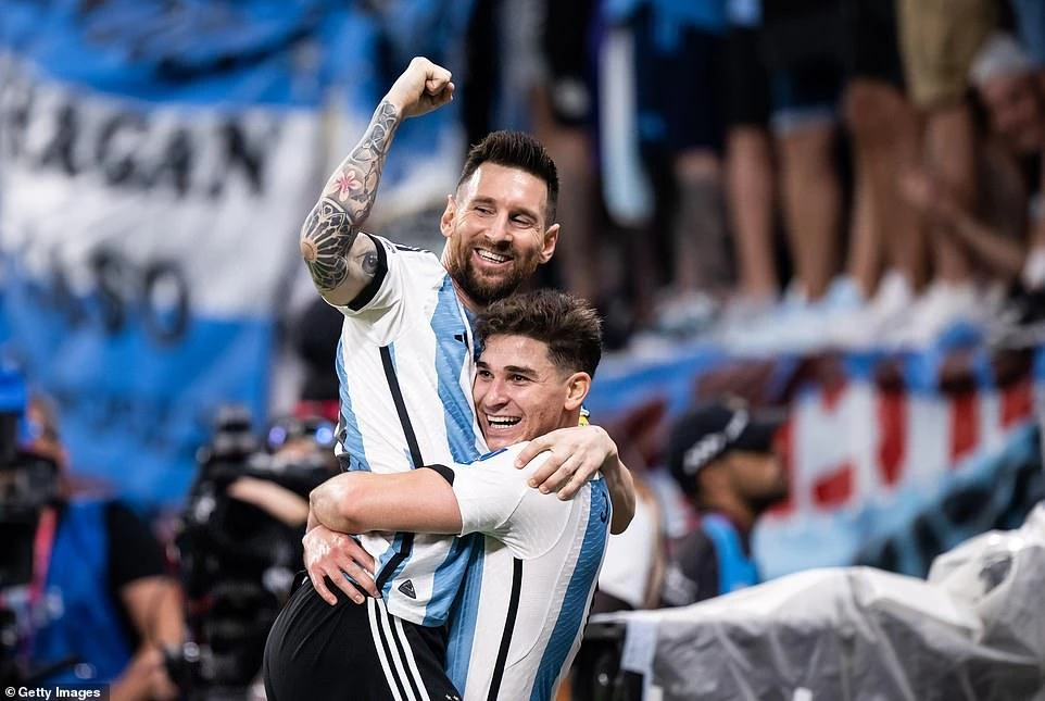 Những cầu thủ trẻ đang hòa nhập rất nhanh khi chơi bên cạnh Messi. Ảnh: Getty