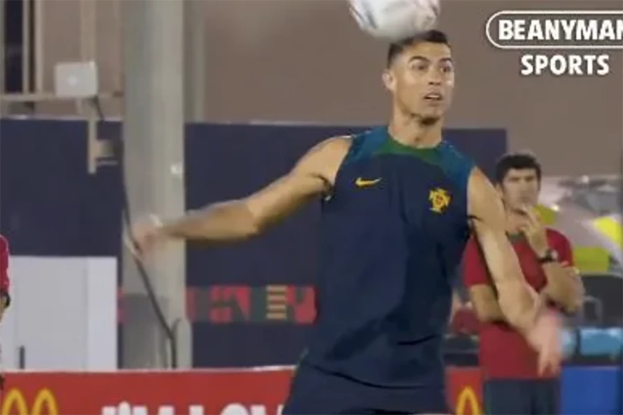 Ronaldo làm động tác giả đánh đầu lừa đồng đội... ẢNH: Twitter MadridPreeti