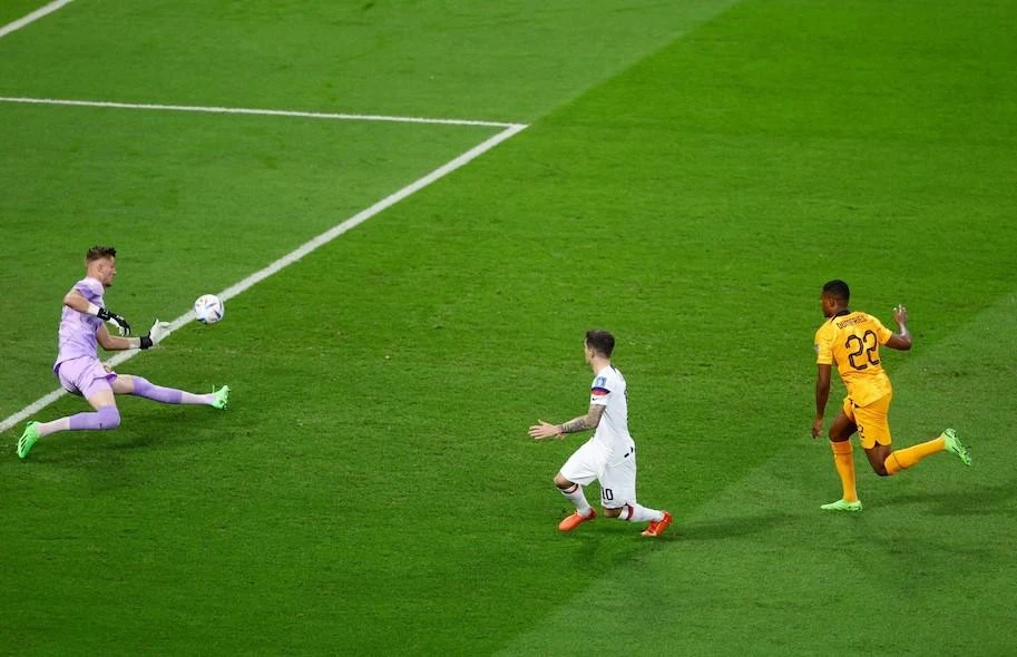 Dumfries có trận đấu xuất sắc khi có 1 bàn thắng và 2 kiến tạo thành bàn. Ảnh: Getty