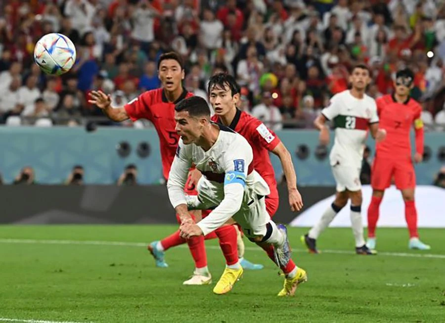 Ronaldo đánh đầu ra ngoài, bỏ lỡ cơ hội ghi bàn vào lưới Bồ Đào Nha ở lượt trận cuối bảng H World Cup 2022. ẢNH: GETTY
