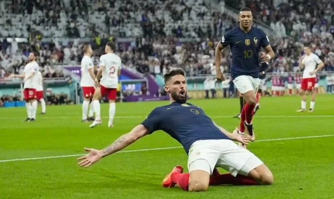 Giroud trở thành đầu tàu cho các cầu thủ trẻ tỏa sáng. Ảnh: Getty