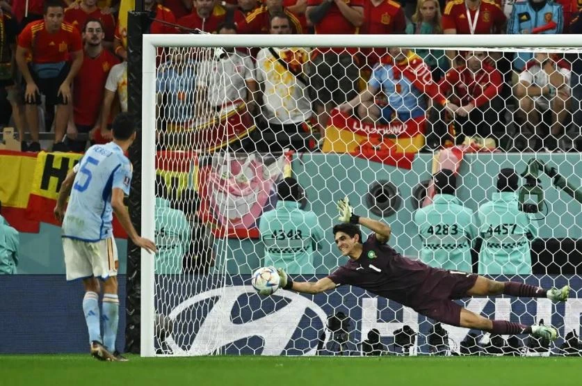 Sergio Busquets đá hỏng quả phạt đền thứ ba. ẢNH: GETTY Sergio Busquets đá hỏng quả phạt đền thứ ba. ẢNH: GETTY