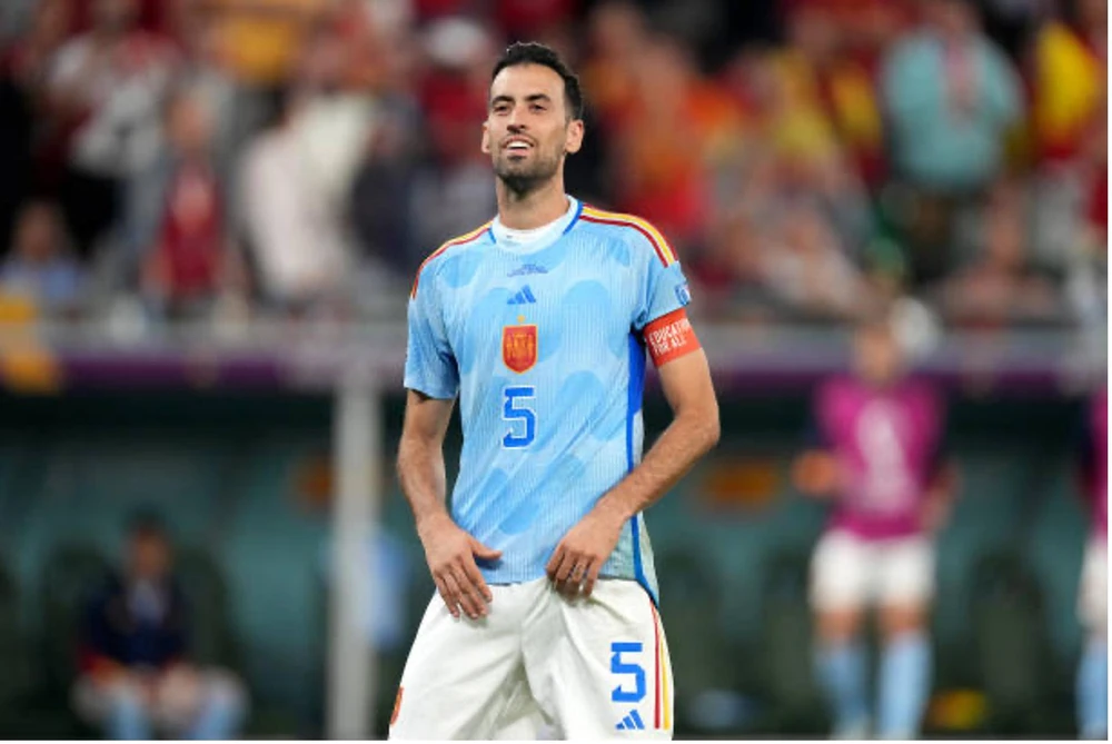 Busquet cười gượng sau khi sút hỏng quả luân lưu thứ ba của tuyển TBN. Ảnh: GETTY