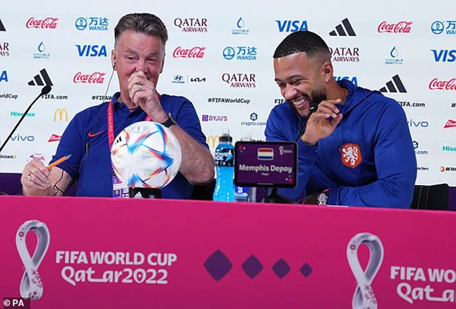 Van Gaal đòi khóa môi Depay... ẢNH: PA