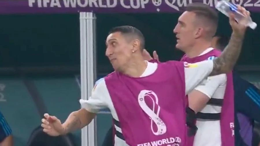 Di Maria ném chai nước sau khi Argentina bị Hà Lan gỡ hòa. ẢNH: MIRROR