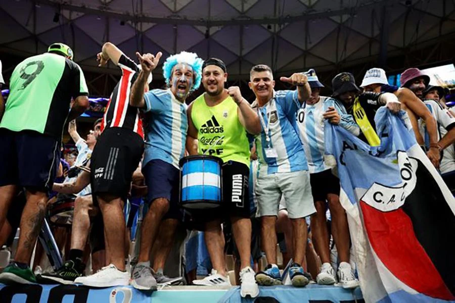 Các CĐV Argentina đánh trống khua chiêng ăn mừng vì Brazil bị loại khỏi World Cup 2022. ẢNH: GETTY Các CĐV Argentina đánh trống khua chiêng ăn mừng vì Brazil bị loại khỏi World Cup 2022. ẢNH: GETTY