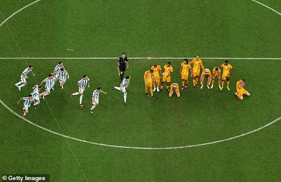 Niềm vui và nỗi buồn ngắn chẳng tày gang. ẢNH: GETTY