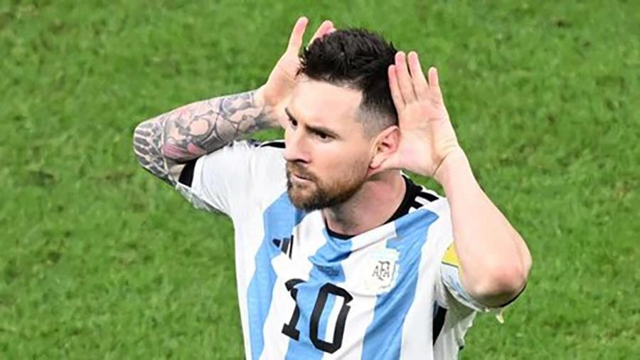 Messi ăn mừng như thế này trước khu vực kỹ thuật tuyển Hà Lan. ẢNH: GETTY