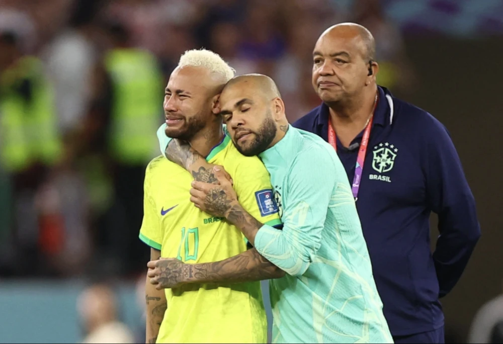Neymar bật khóc khiến Alves phải ôm an ủi. ẢNH: GETTY