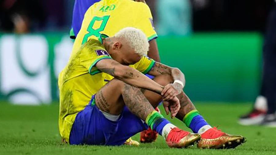 Neymar ngồi gục xuống sân sau trận thua của Brazil. ẢNH: REX