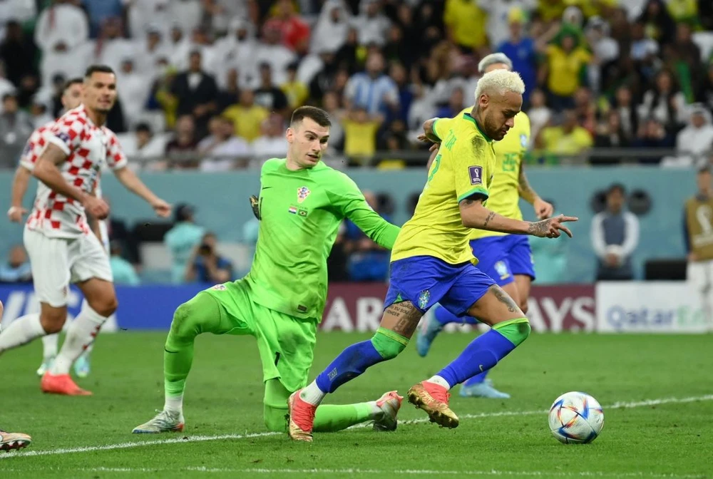 Neymar giúp Brazil vươn lên dẫn trước nhưng không thể giành quyền đi tiếp. Ảnh: Getty