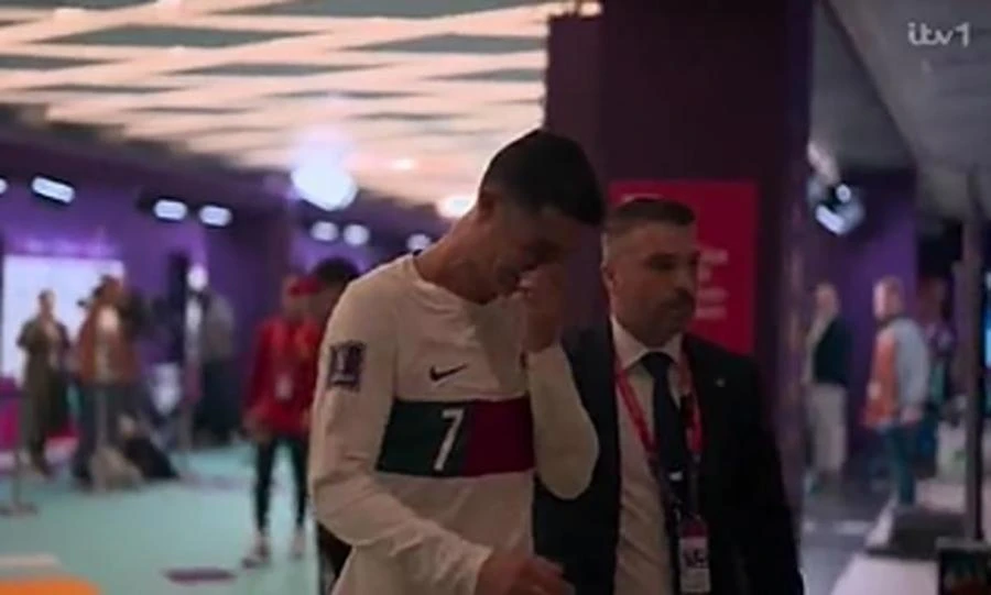 Ronaldo cố kìm nén trên sân và bật khóc nức nở trong đường hầm. ẢNH: DAILY MAIL, EPA Ronaldo cố kìm nén trên sân và bật khóc nức nở trong đường hầm. ẢNH: DAILY MAIL, EPA